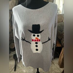 Aaeda-Gray Sweater with Snowman Design NWT❄️